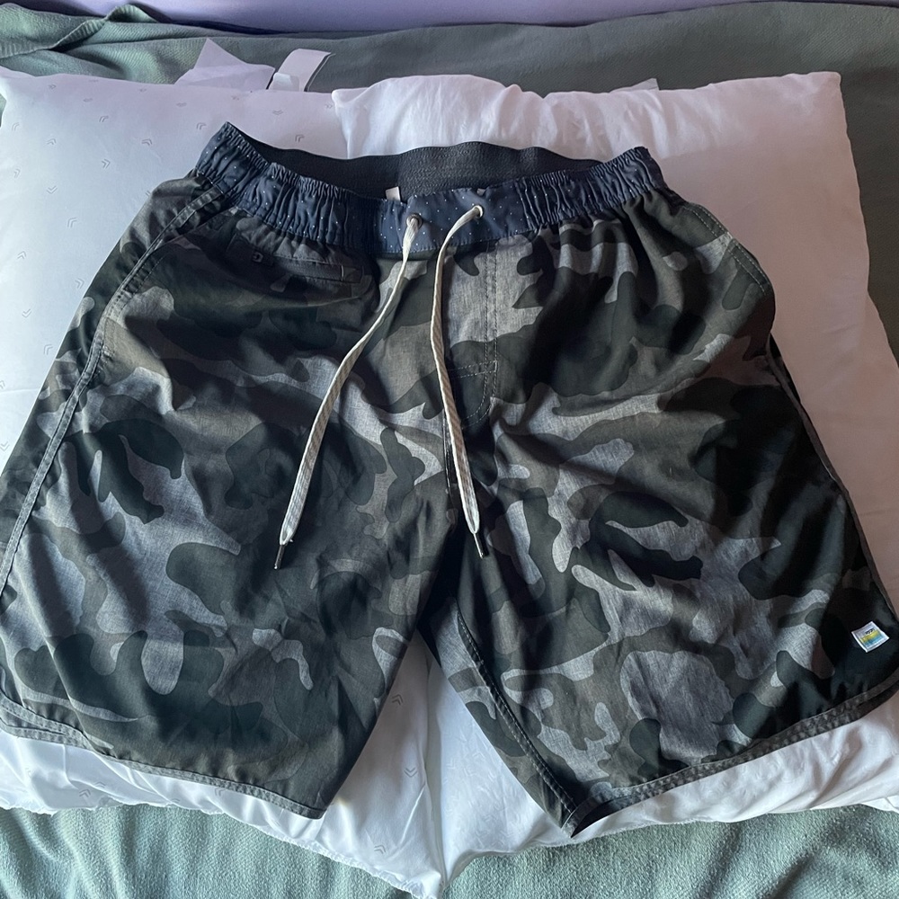 Vuori Banks Shorts - Large - Grey Camo